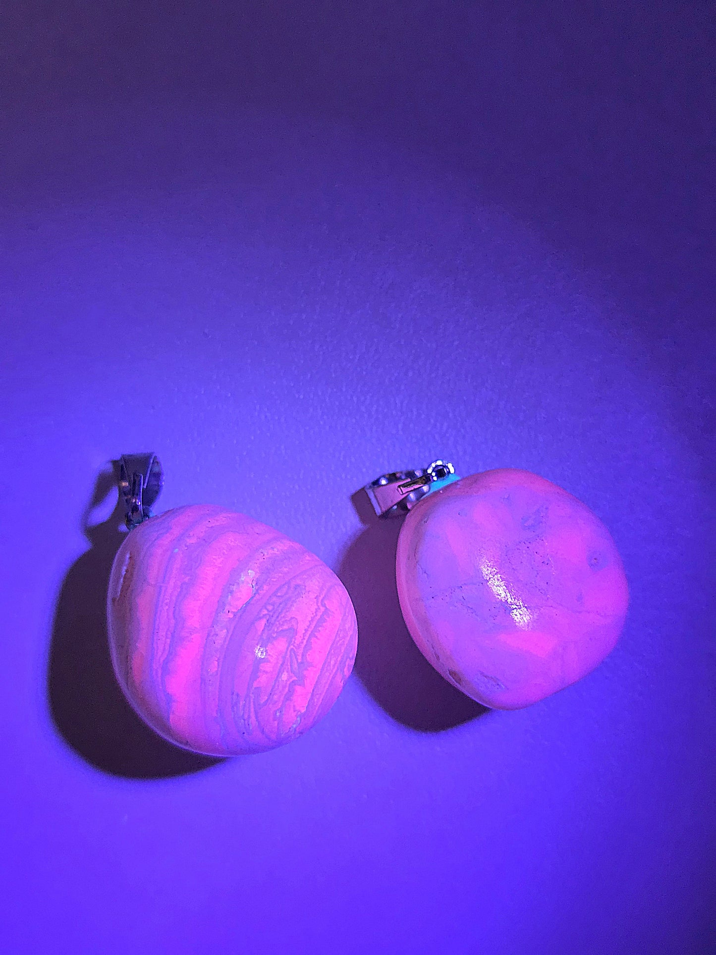 Pendentif pierre roulée Manganocalcite réactif aux UV (à choisir)