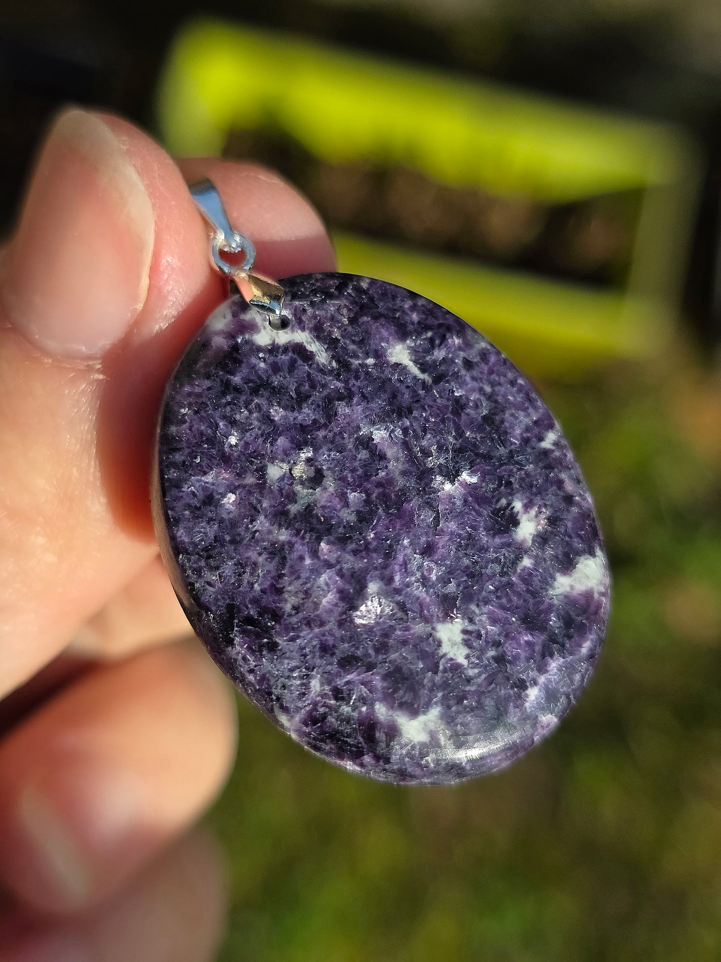 Pendentif en Lépidolite foncée de Madagascar
