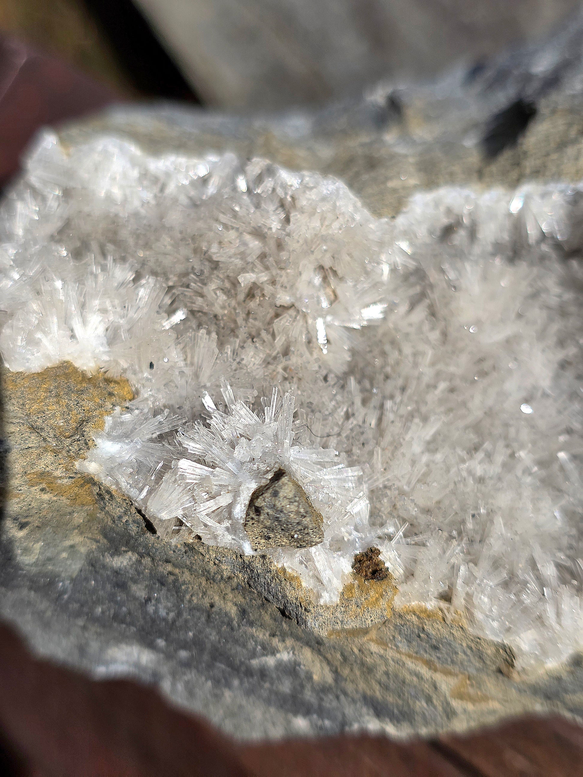 Natrolite brute du Puy de Dôme en France