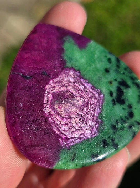 Incroyable cabochon de Zoïsite à Rubis en provenance de Tanzanie et réactif à la lumière ultra-violette.