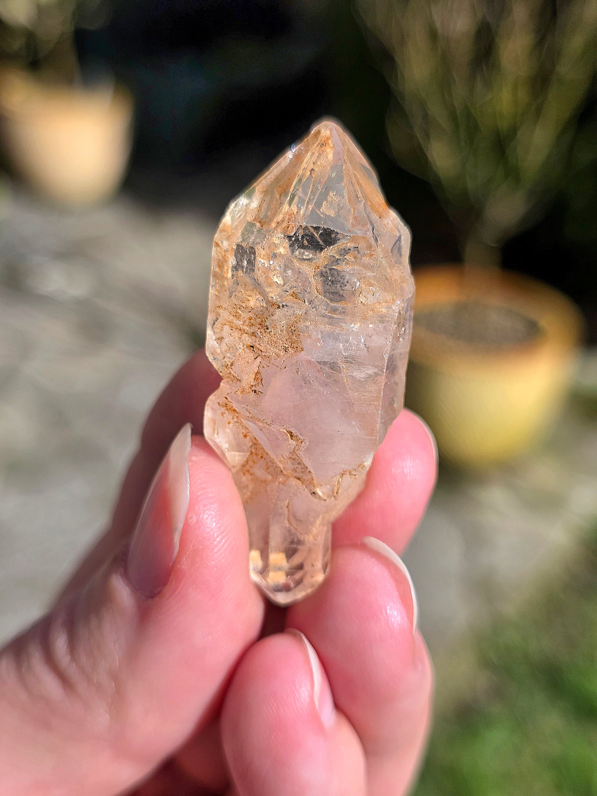 quartz fenêtre de Madagascar sur socle