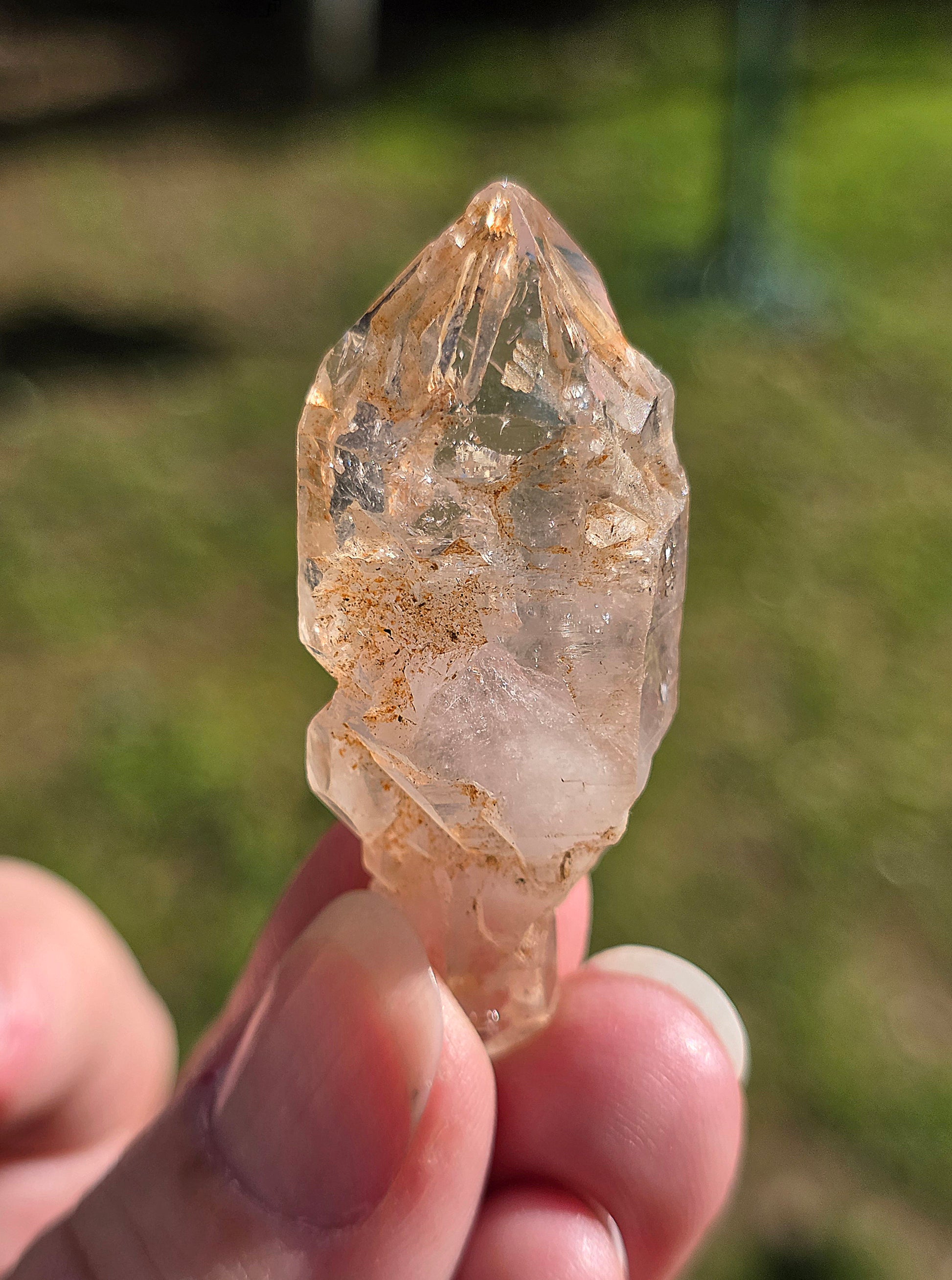quartz fenêtre de Madagascar sur socle