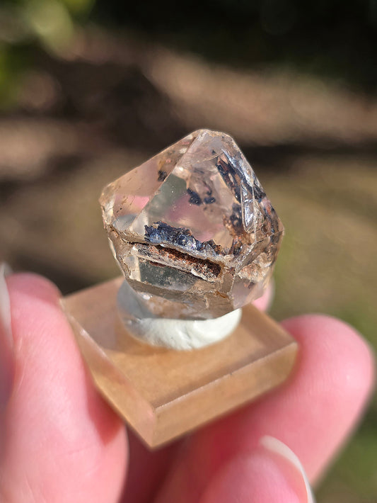 Quartz fenêtre de Madagascar brut sur son socle