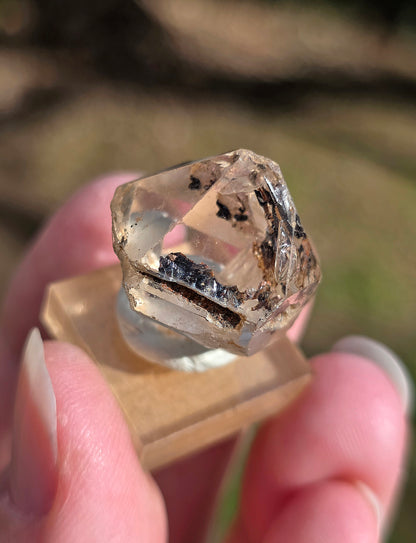 Joli petit Quartz fenêtre de Madagascar brut sur son socle