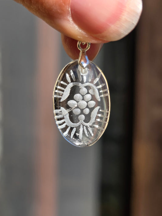 pendentif en Quartz gravé à la main au Brésil 
