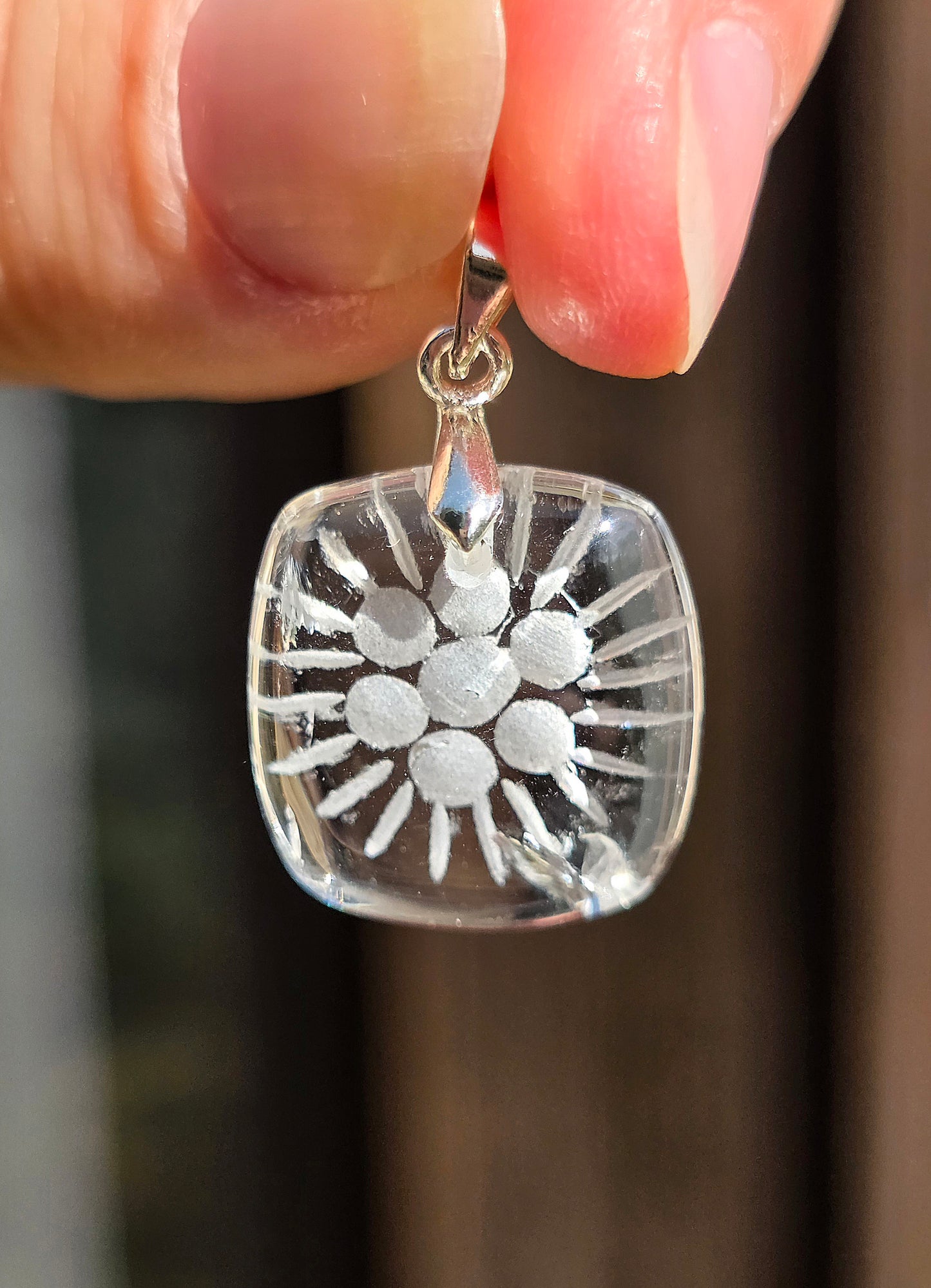 Pendentif cristal de roche sculpté du Brésil 