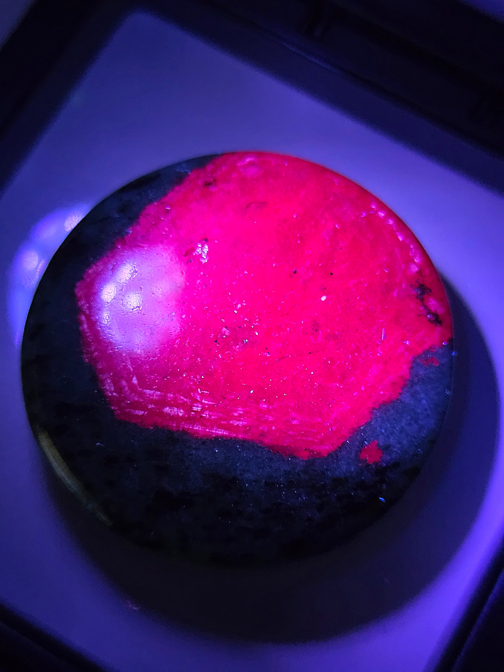cabochon Zoïsite à Rubis réactif aux UV