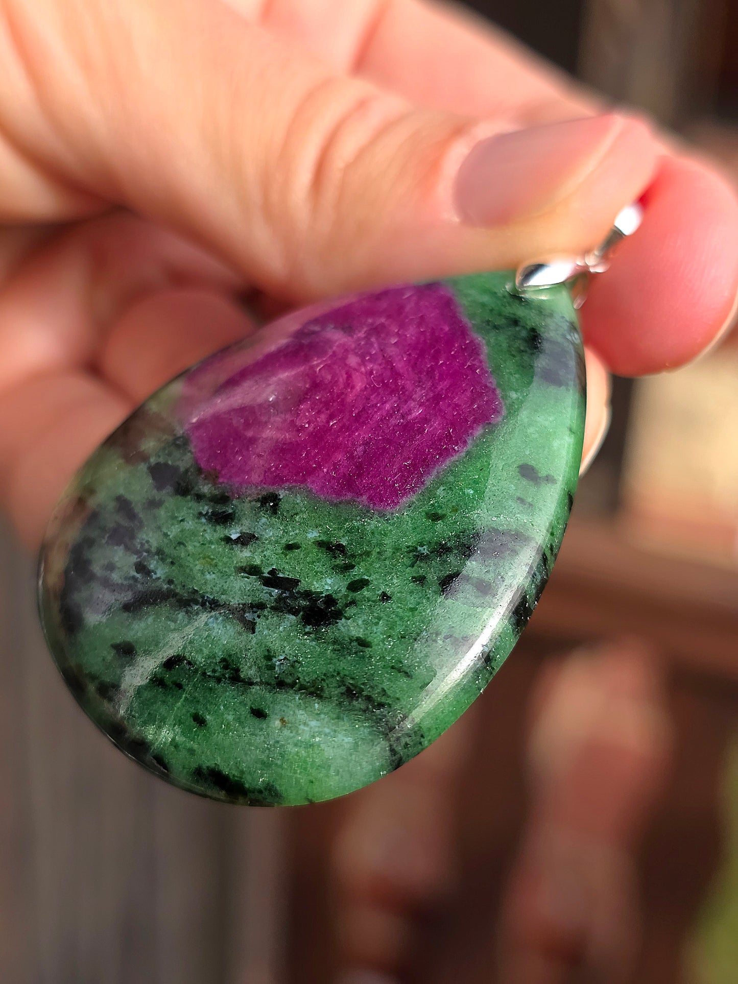 Pendentif exceptionnel en Zoïsite à Rubis de Tanzanie