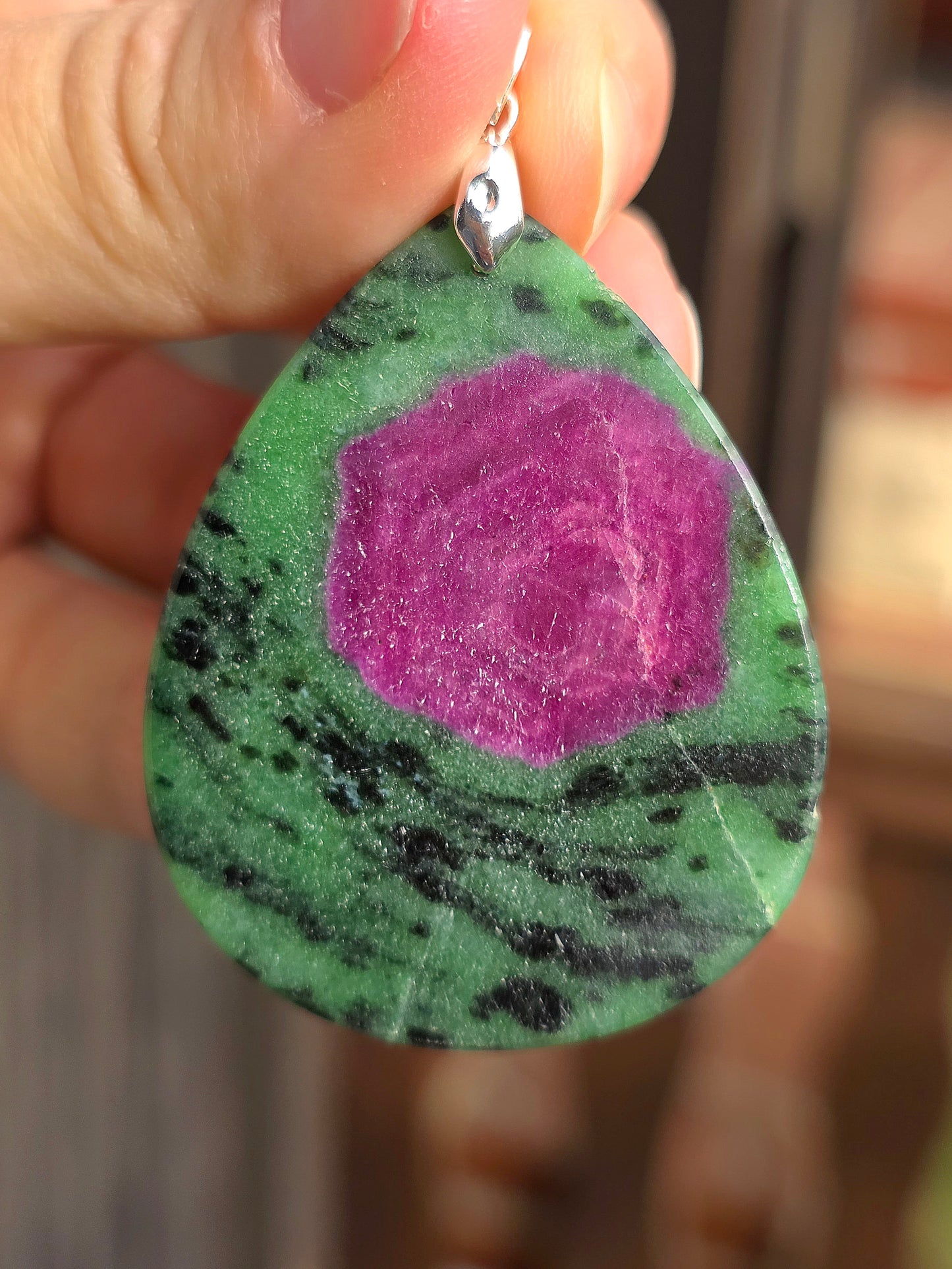 Pendentif exceptionnel en Zoïsite à Rubis de Tanzanie