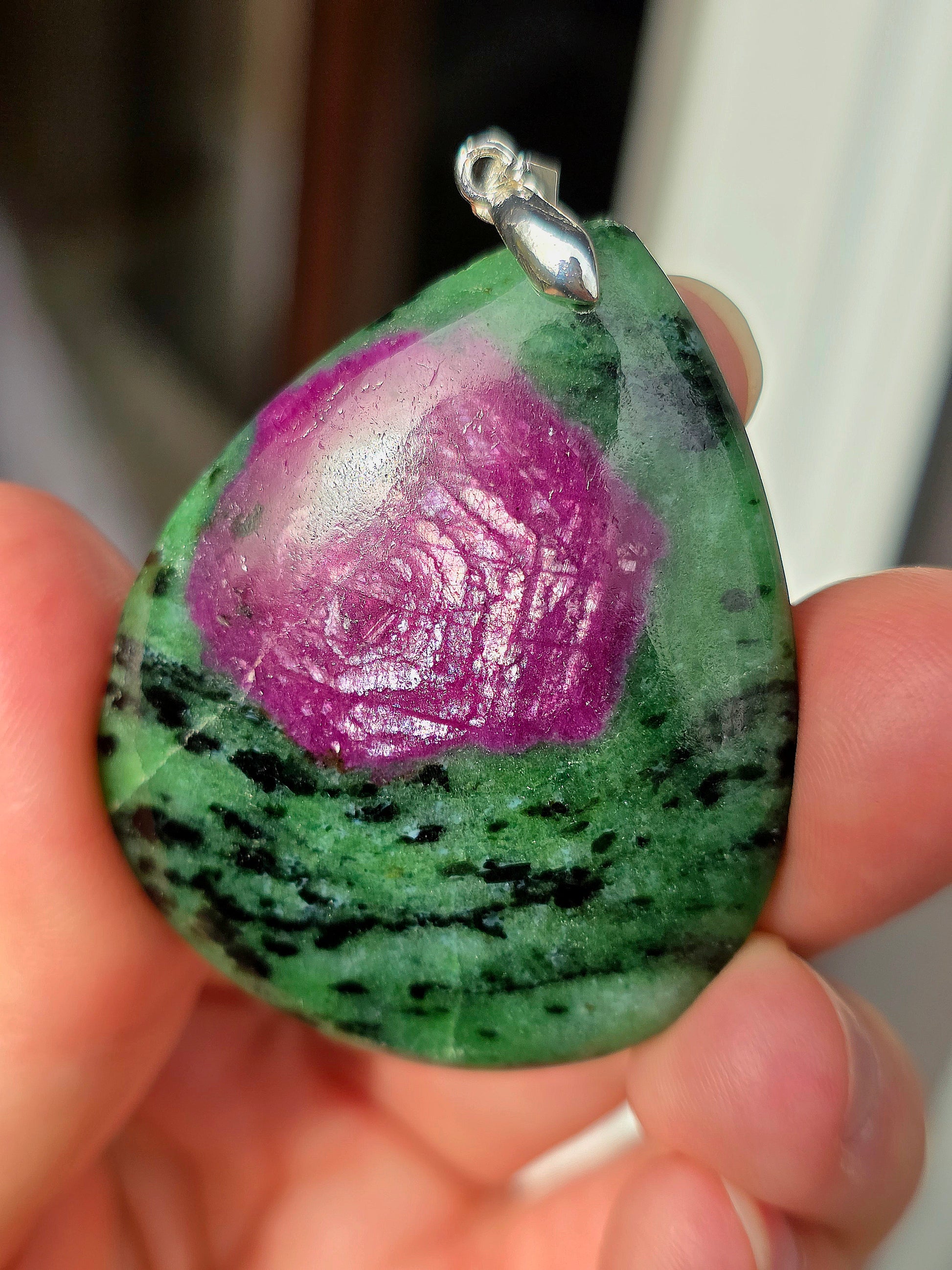 Pendentif exceptionnel en Zoïsite à Rubis