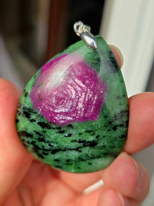 Pendentif exceptionnel en Zoïsite à Rubis