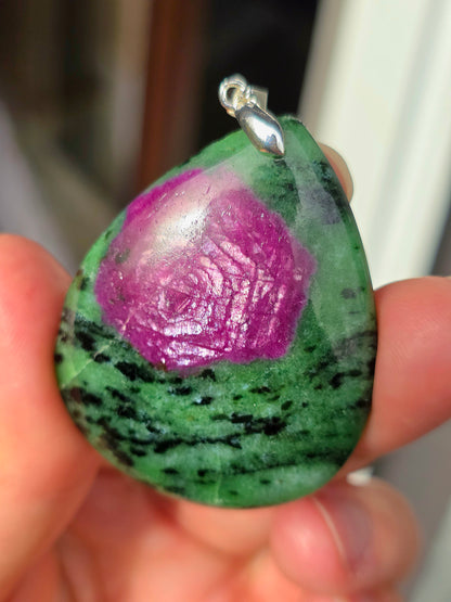 Pendentif exceptionnel en Zoïsite à Rubis