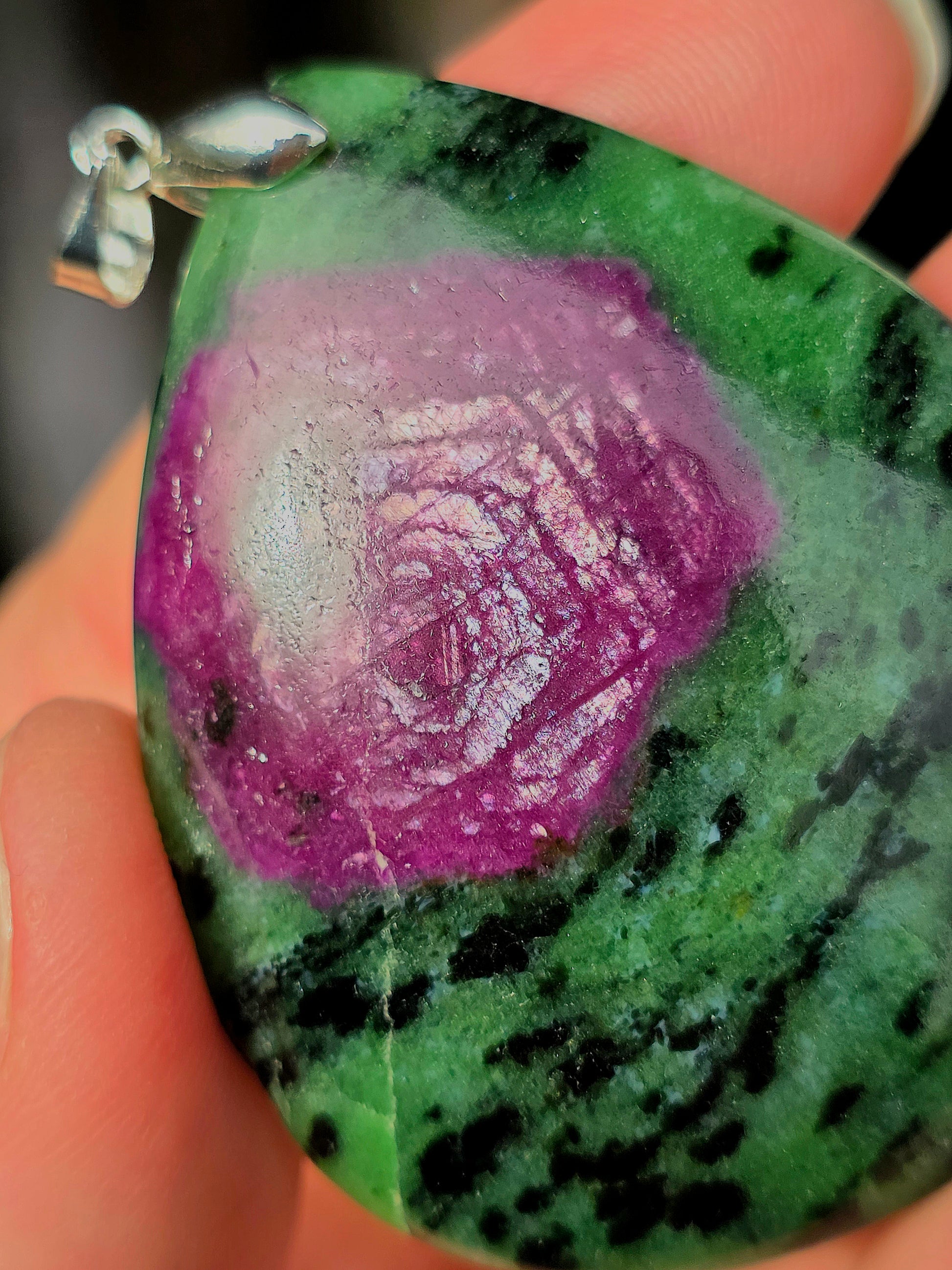 Pendentif en Zoïsite à Rubis