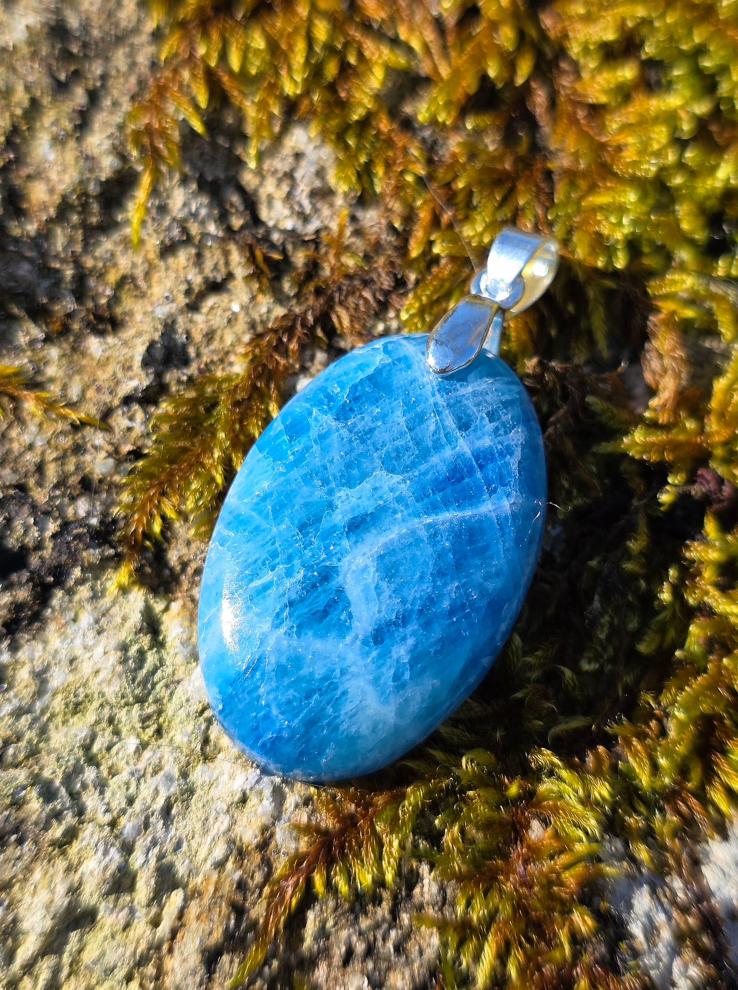 pendentif en Afghanite réactive à la lumière ultra violette