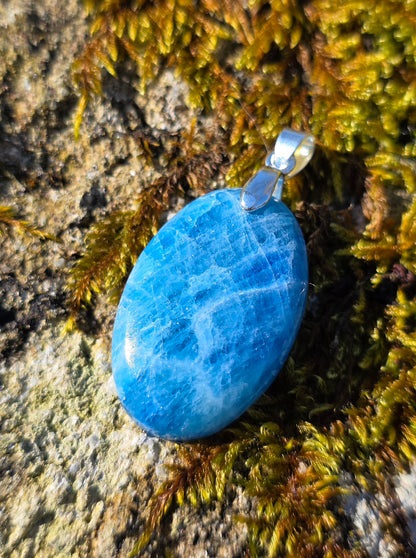 pendentif en Afghanite réactive à la lumière ultra violette