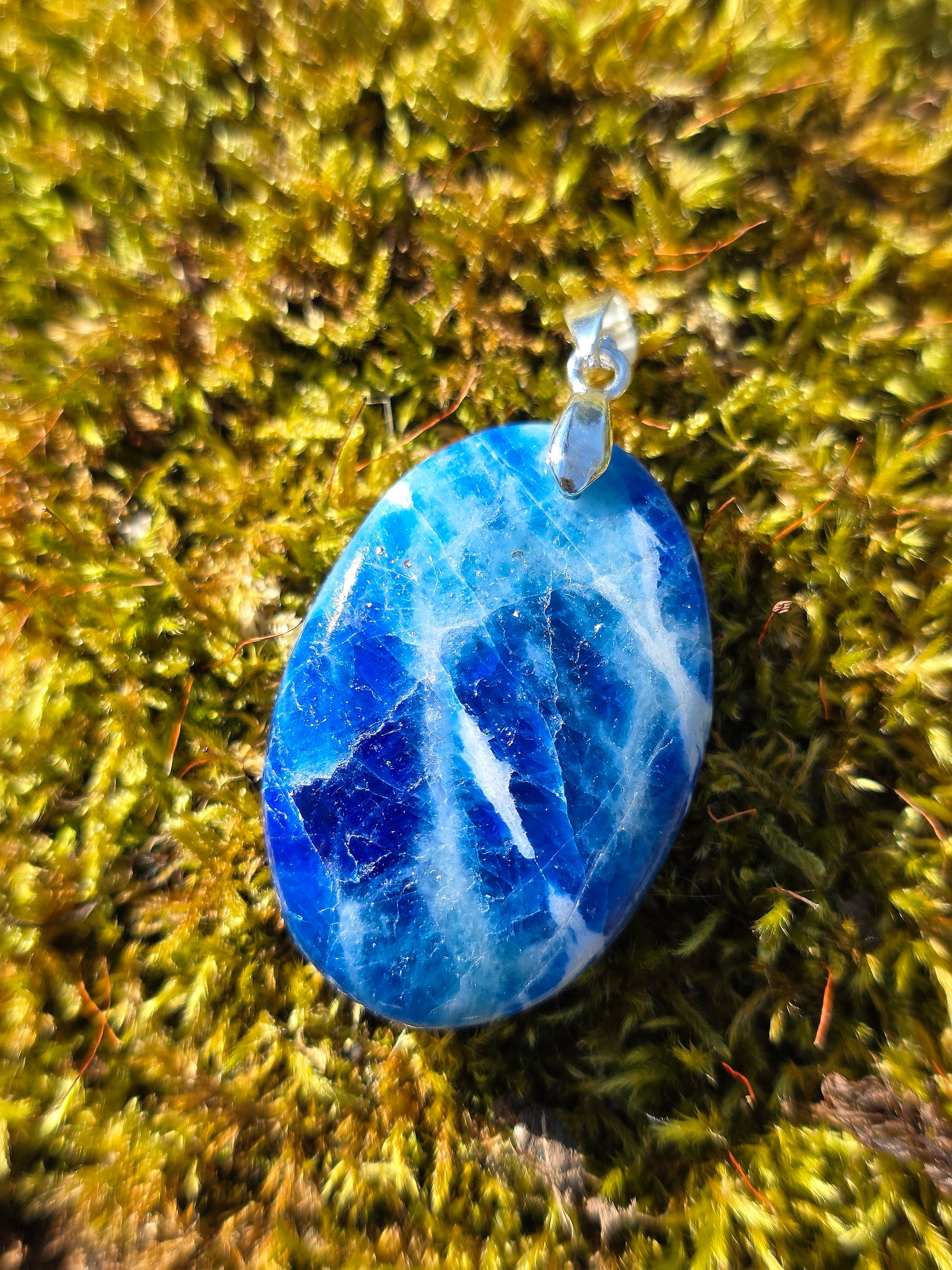 pendentif en Afghanite réactive à la lumière ultra violette