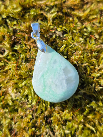 pendentif en Garniérite pierre de lune verte