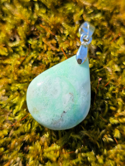 pendentif en Garniérite pierre de lune verte