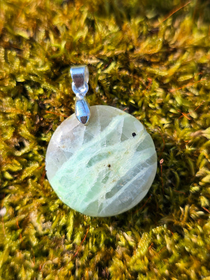 pendentif en Garniérite pierre de lune verte