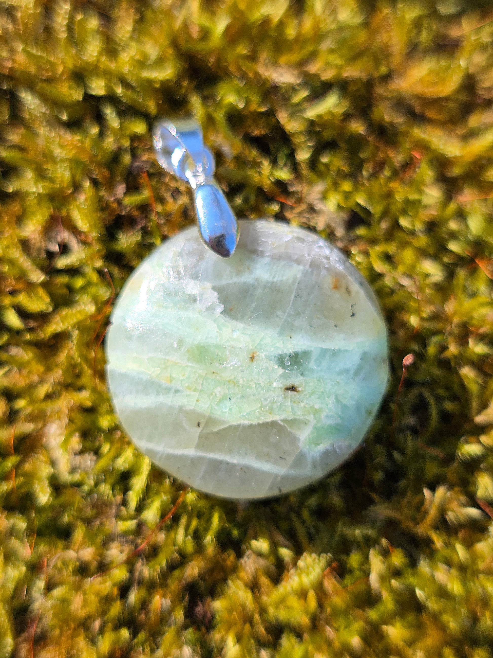 pendentif en Garniérite pierre de lune verte