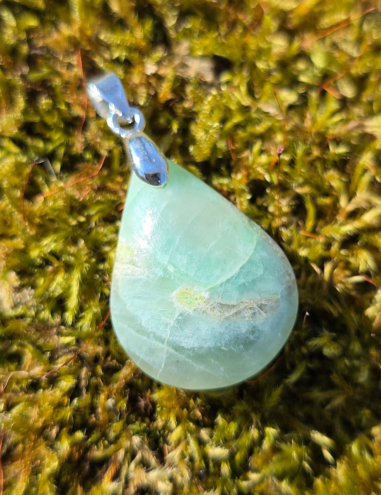 pendentif en Garniérite pierre de lune verte