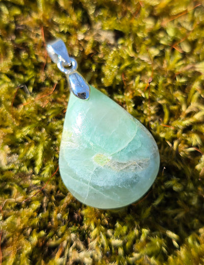 pendentif en Garniérite pierre de lune verte