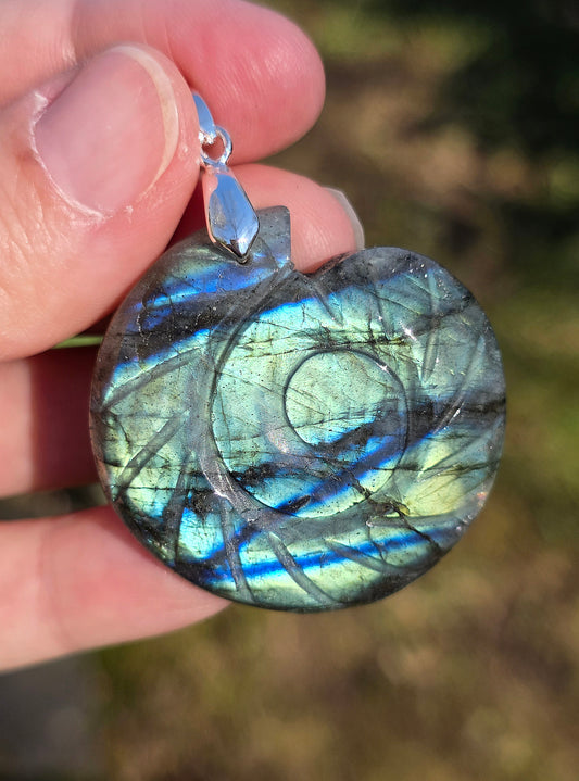 pendentif Labradorite sculptée en forme d'Ammonite