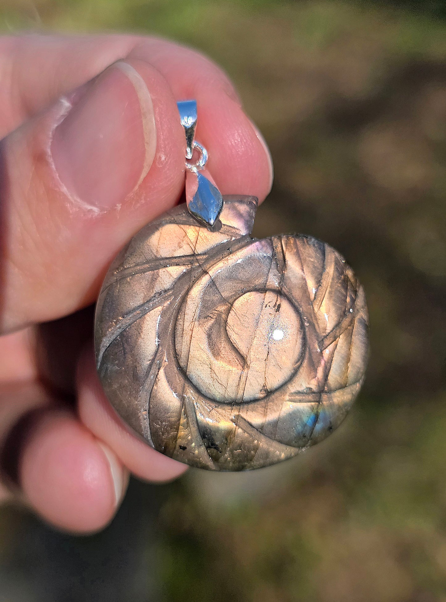 pendentif en Labradorite sculptée en forme d'Ammonite