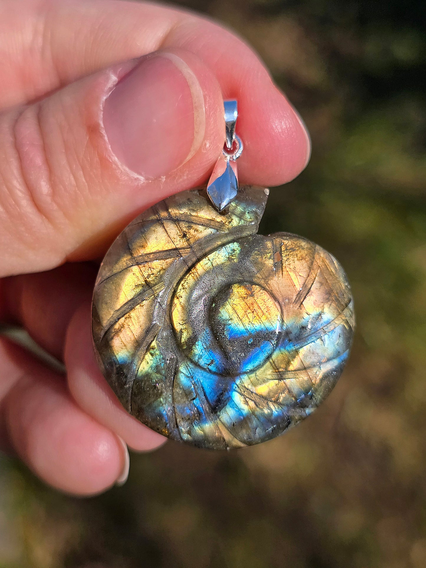pendentif en Labradorite sculptée en forme d'Ammonite