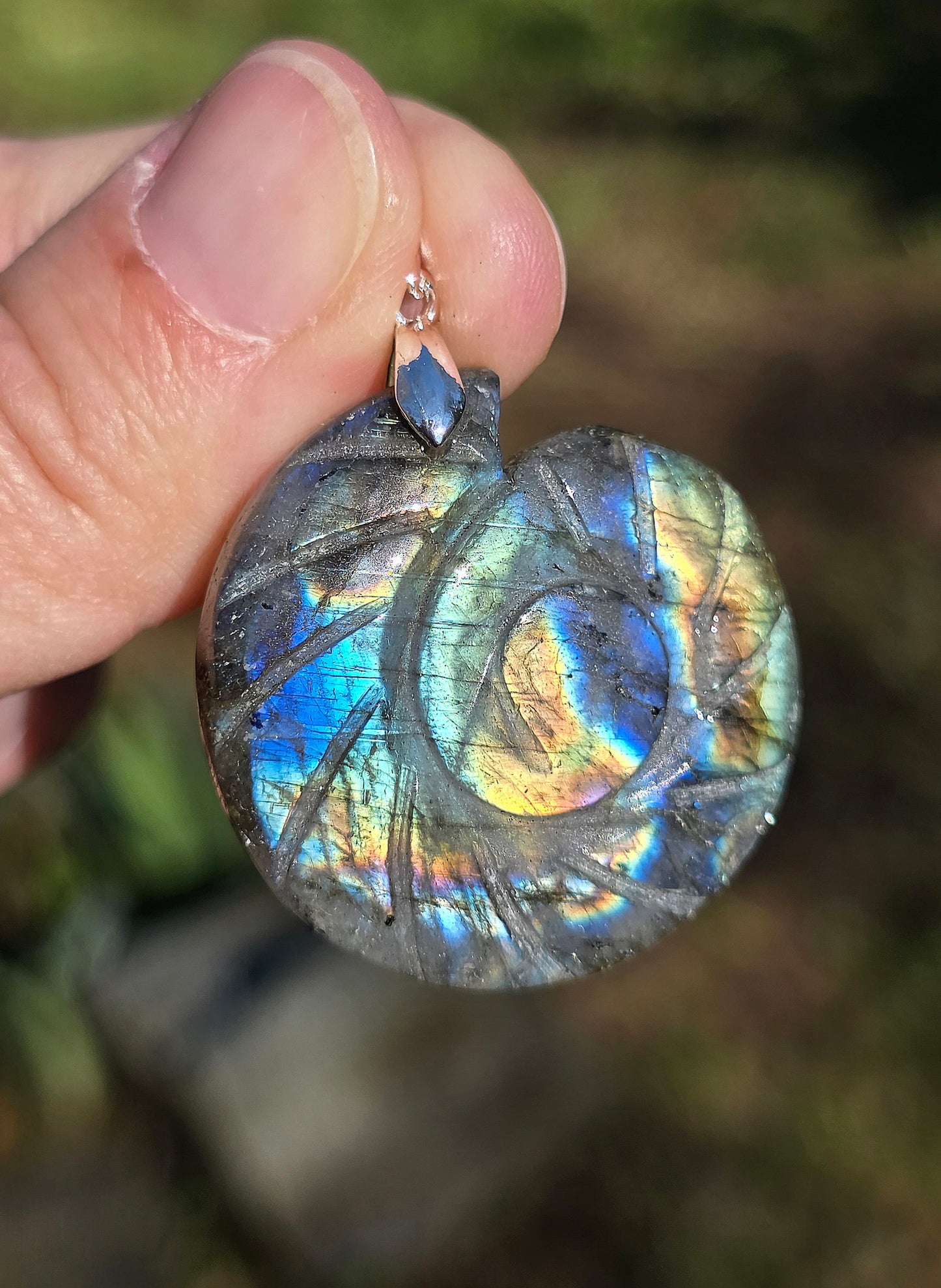 pendentif en Labradorite sculptée en forme d'Ammonite