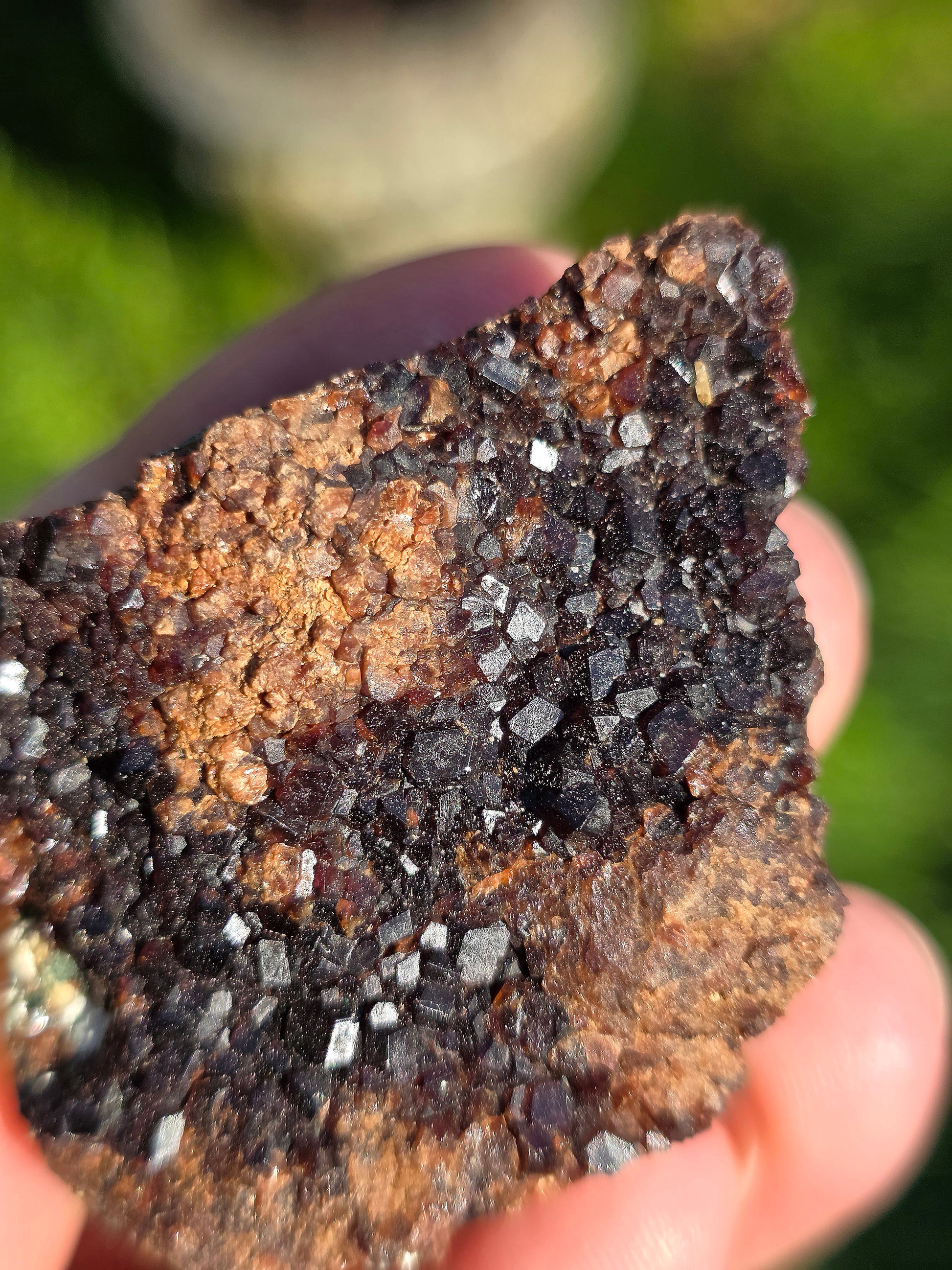 Grenat Hessonite en provenance d'Italie avec inclusions de Pyrite et de Clinochlore.
