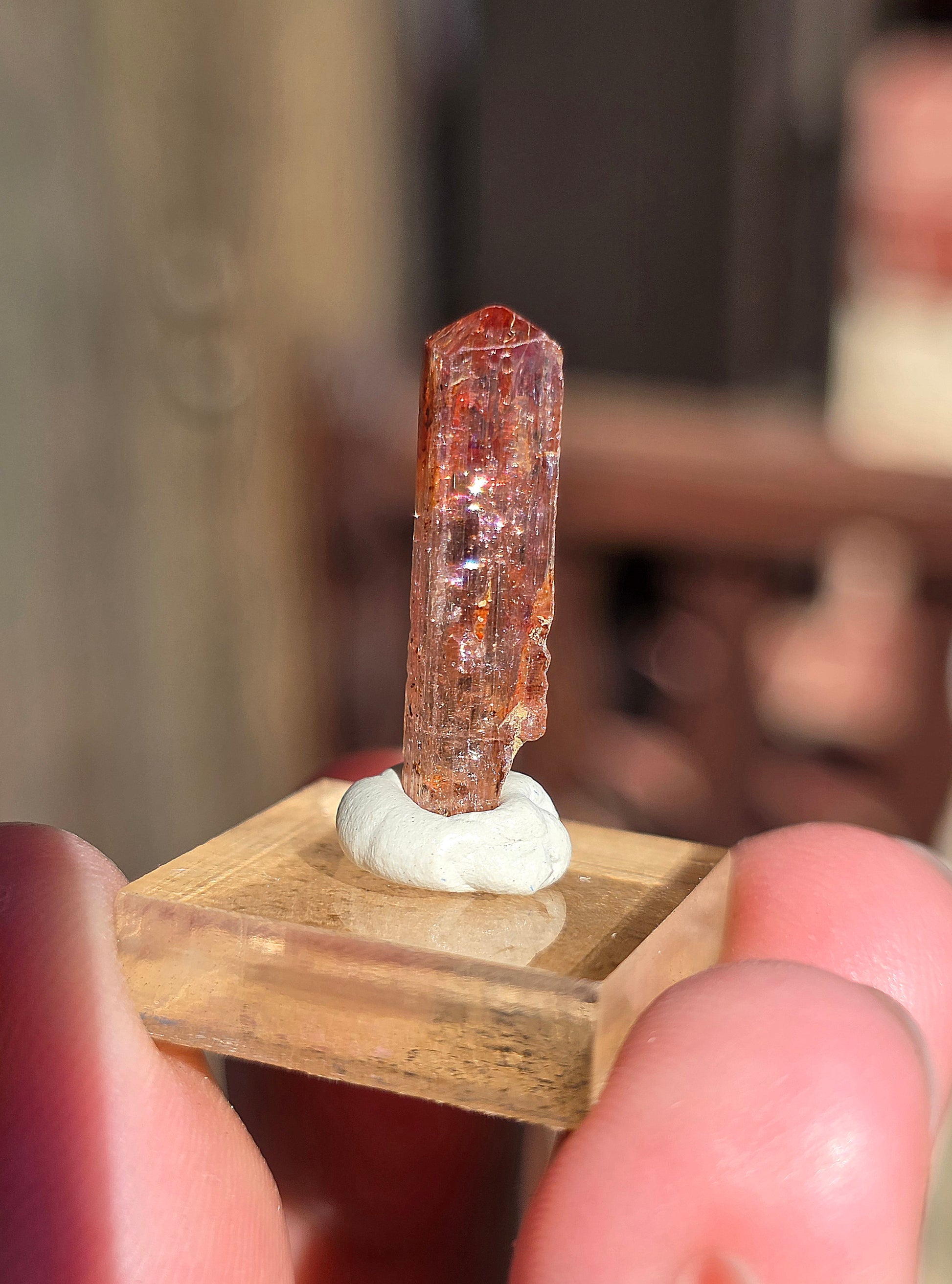 Topaze impériale sur socle du Brésil