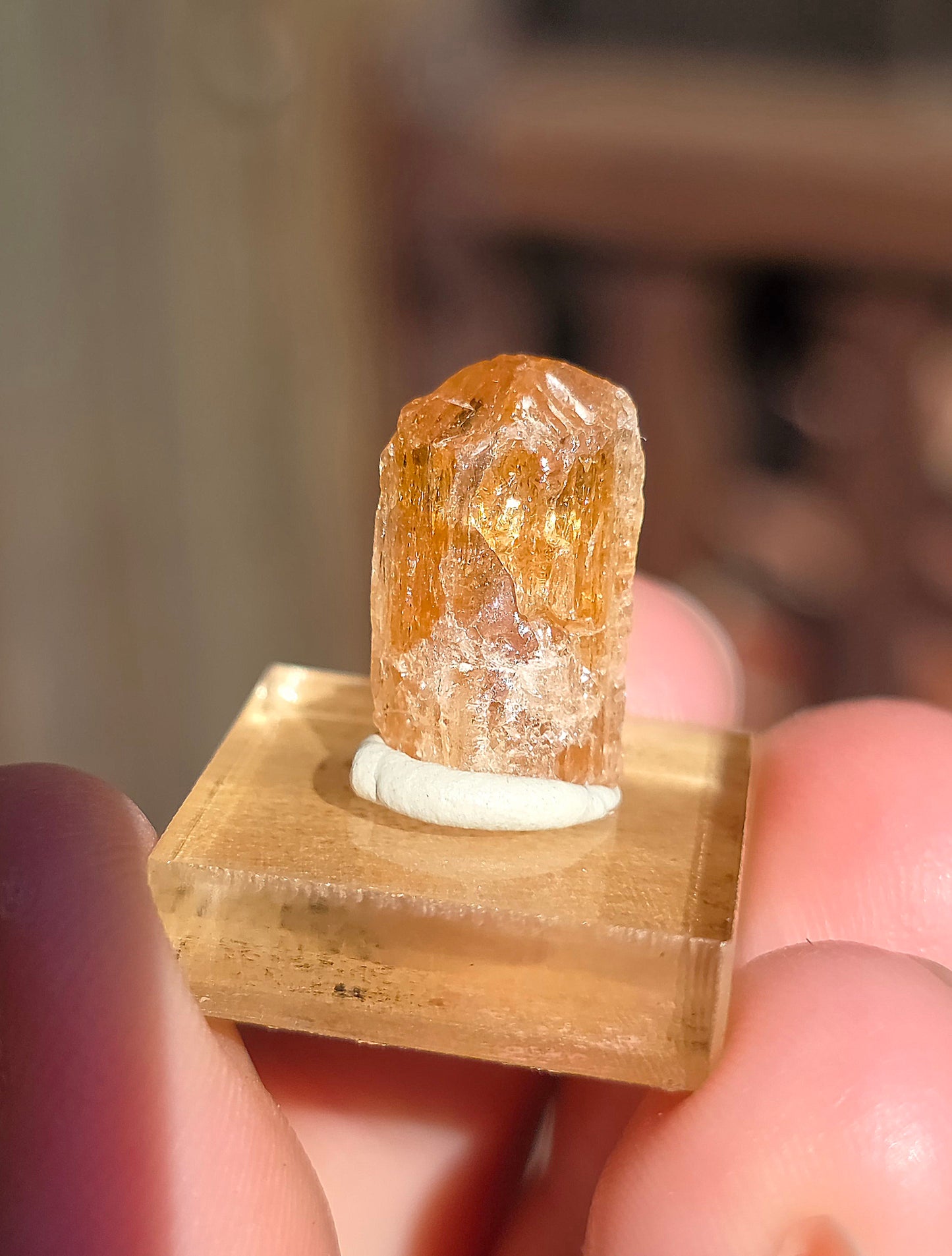 Topaze impériale sur socle du Brésil