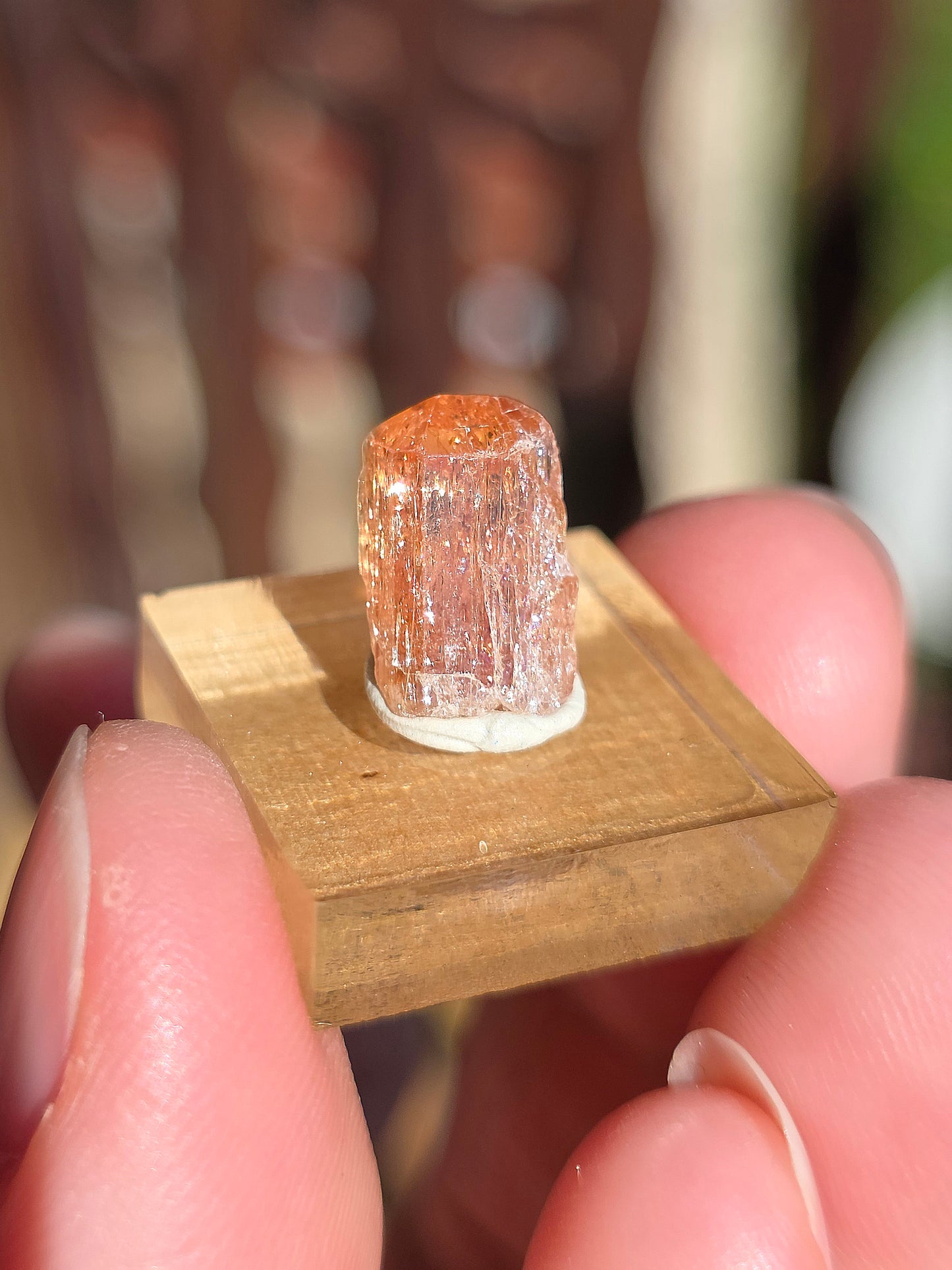 Topaze impériale sur socle du Brésil