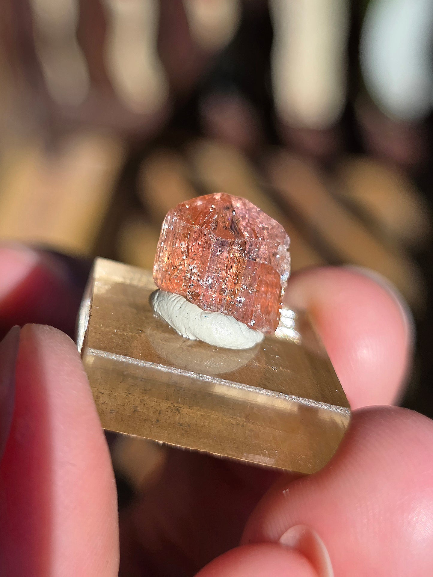 Topaze impériale sur socle du Brésil