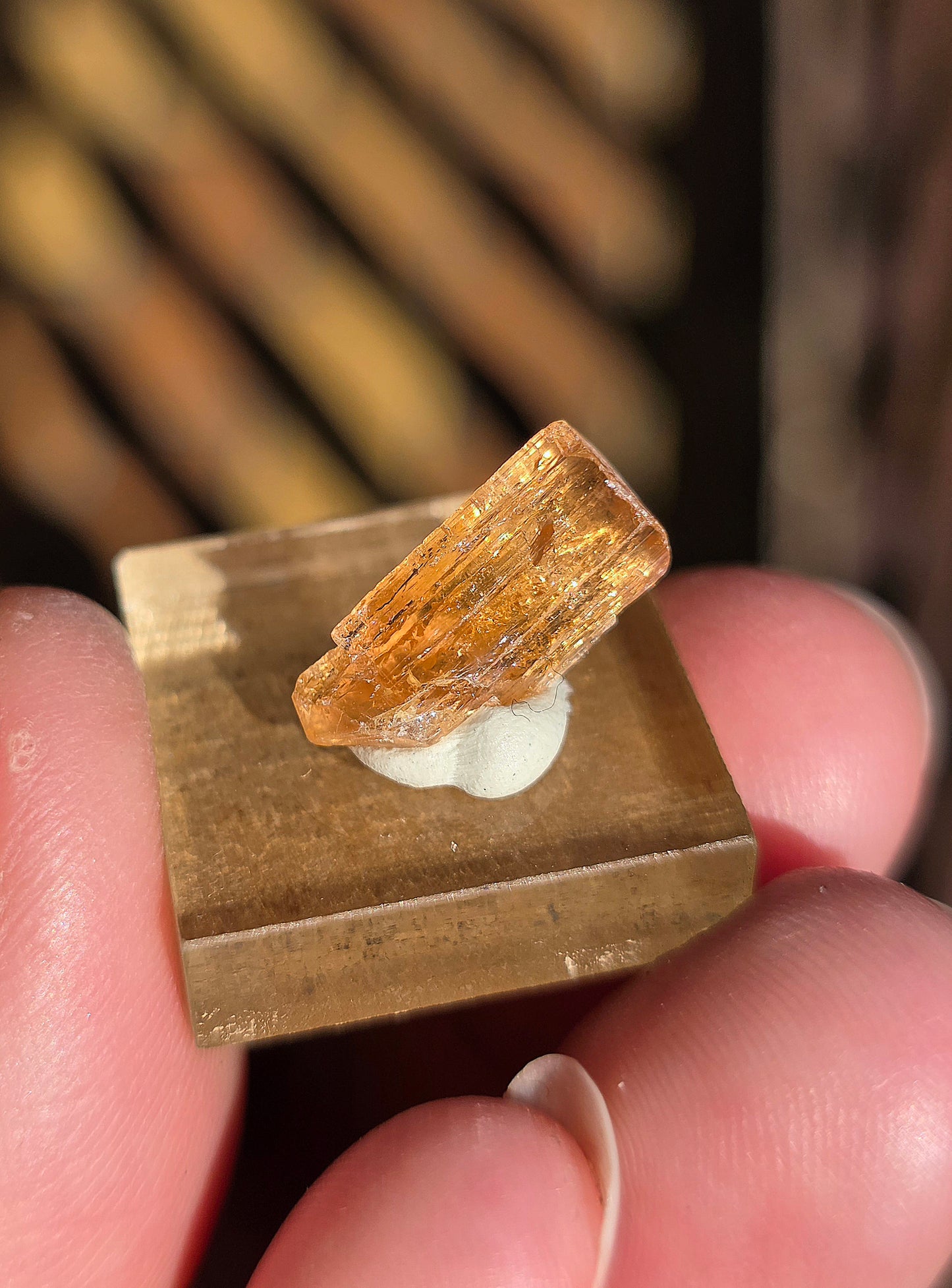 Topaze impériale sur socle du Brésil