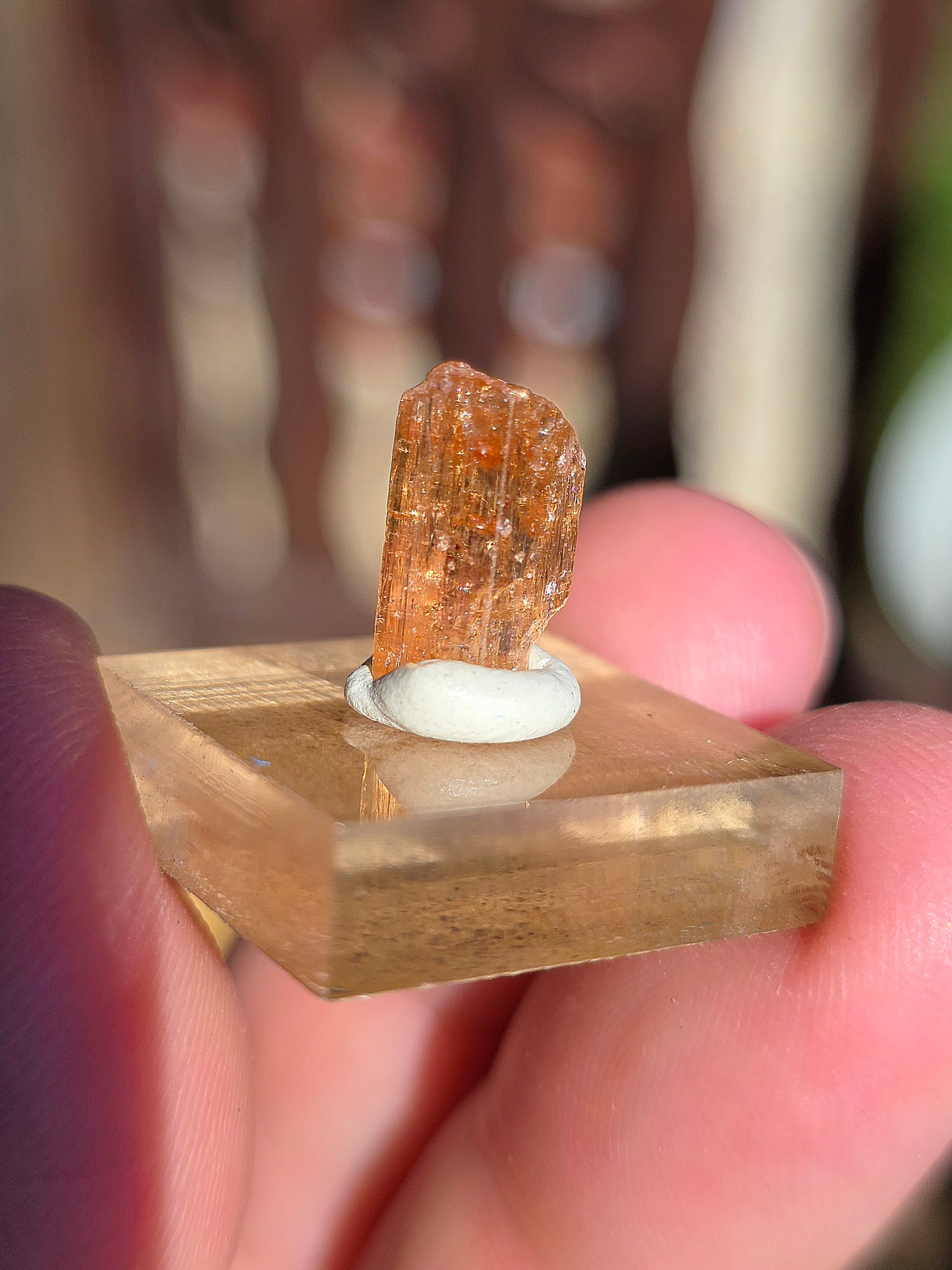 Topaze impériale sur socle du Brésil