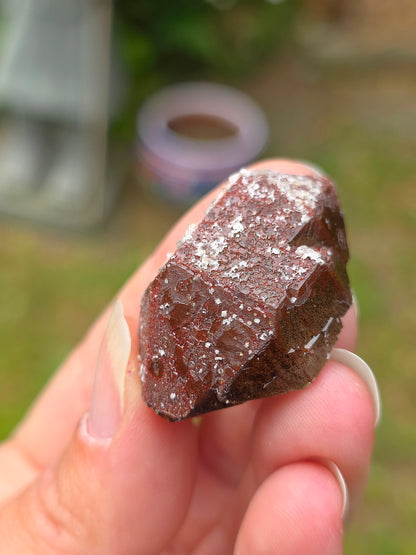 Quartz hématoïde rouge brut du Maroc