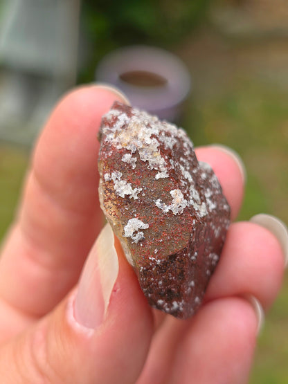 Quartz hématoïde rouge brut du Maroc