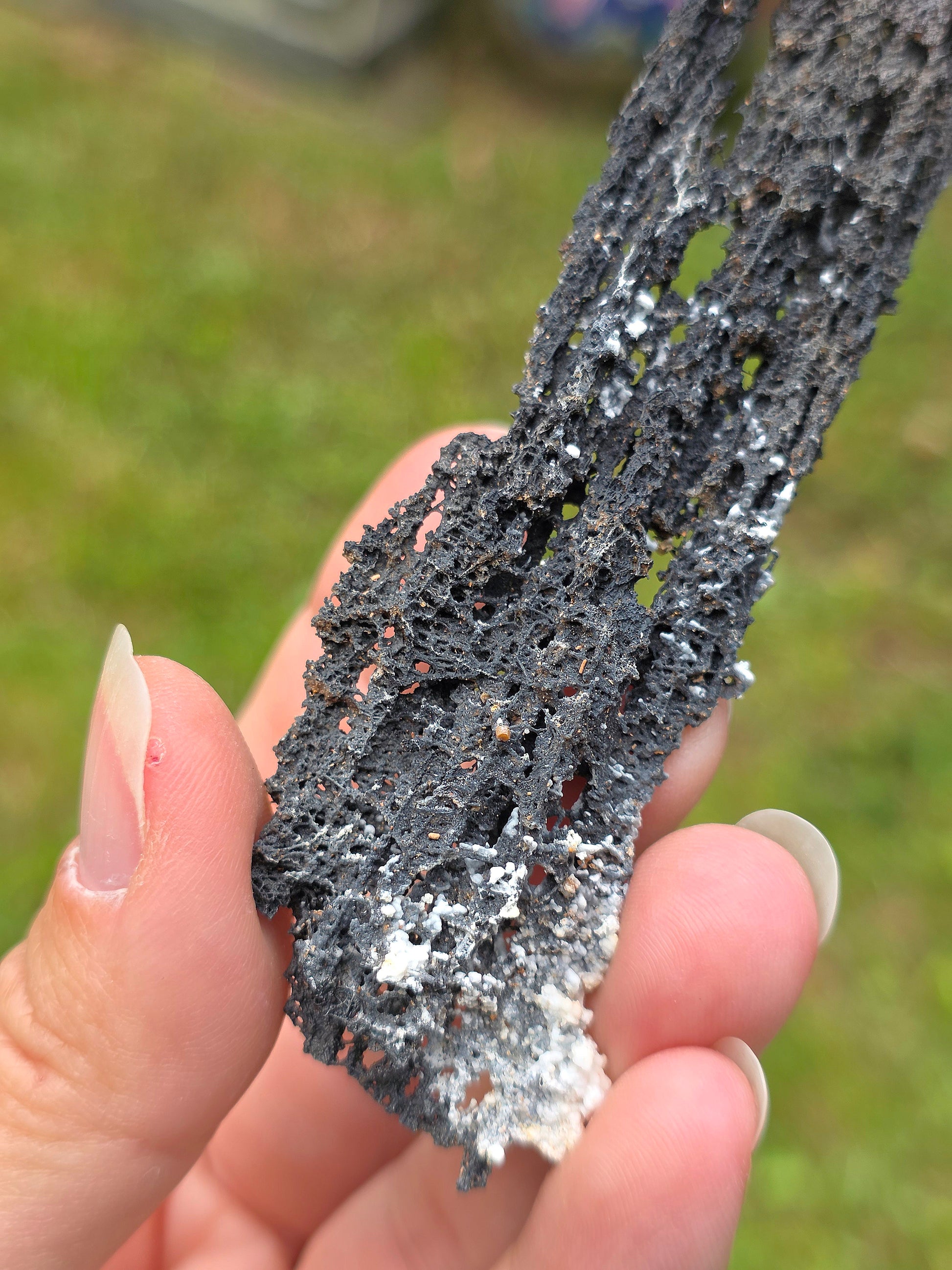 Goethite "dentelle" avec inclusions de Vanadinite