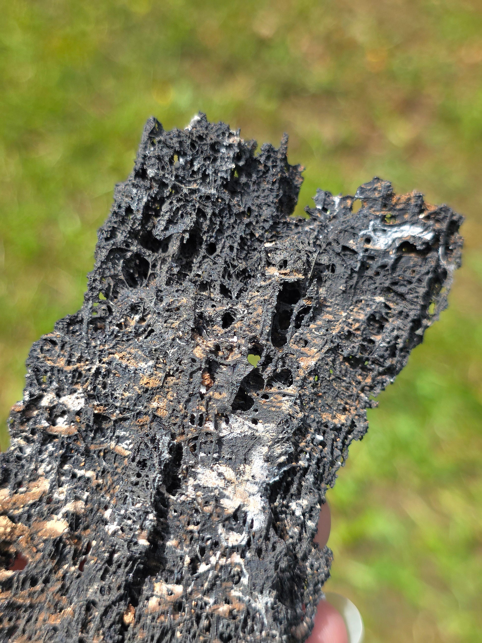 Goethite dentelle du Maroc avec Vanadinite