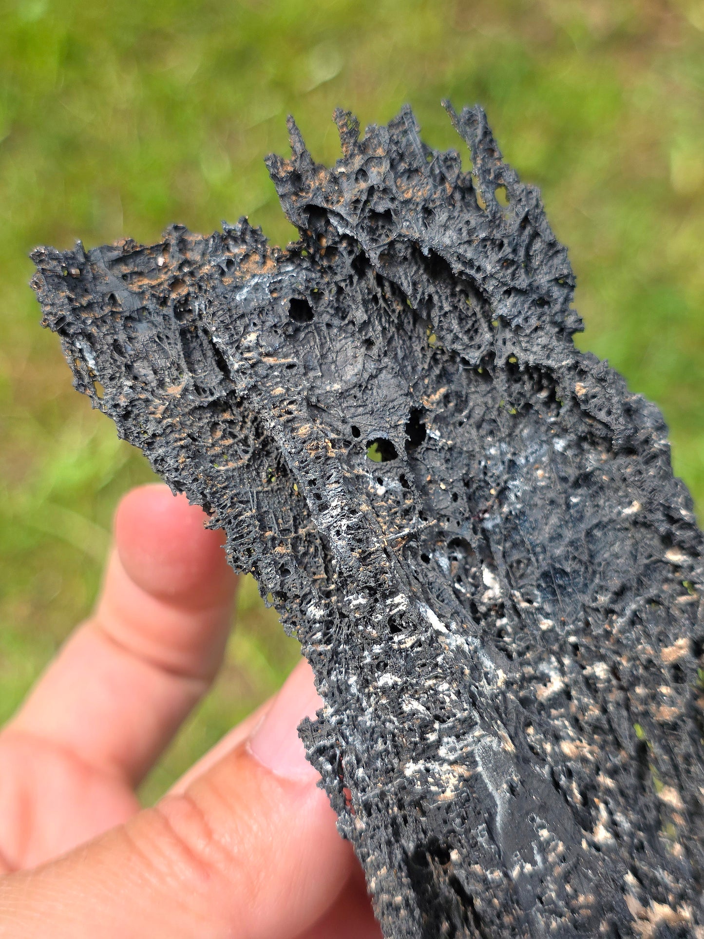 Goethite dentelle du Maroc avec Vanadinite