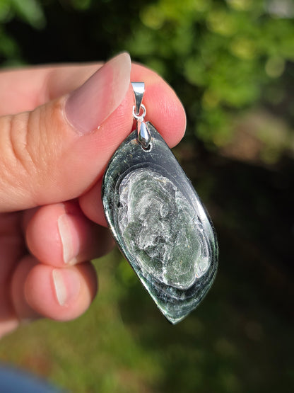 pendentif en Muscovite, variété de Mica vert