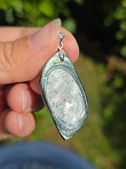 pendentif en Muscovite, variété de Mica vert