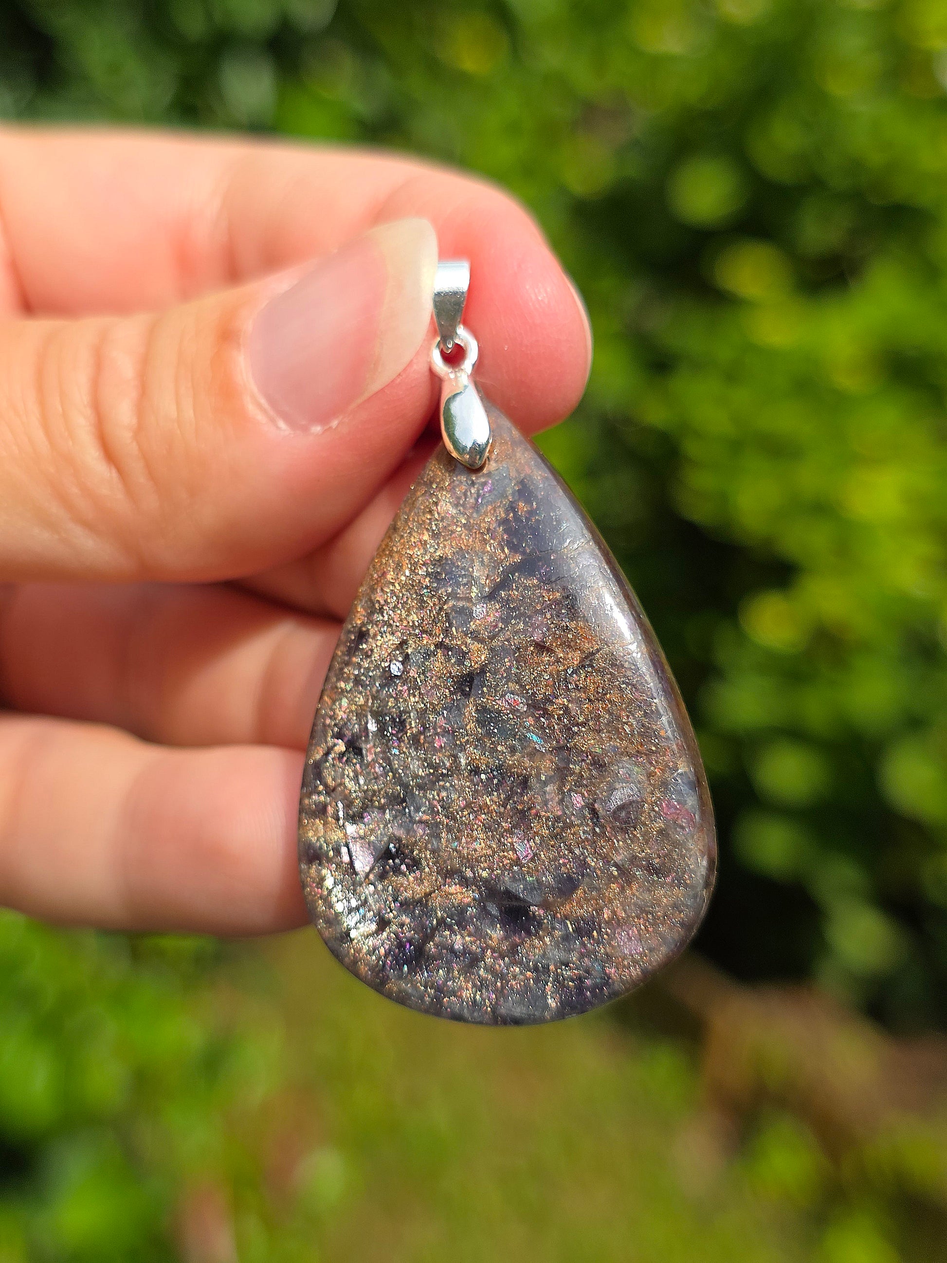 pendentif en Iolite Bloodshot