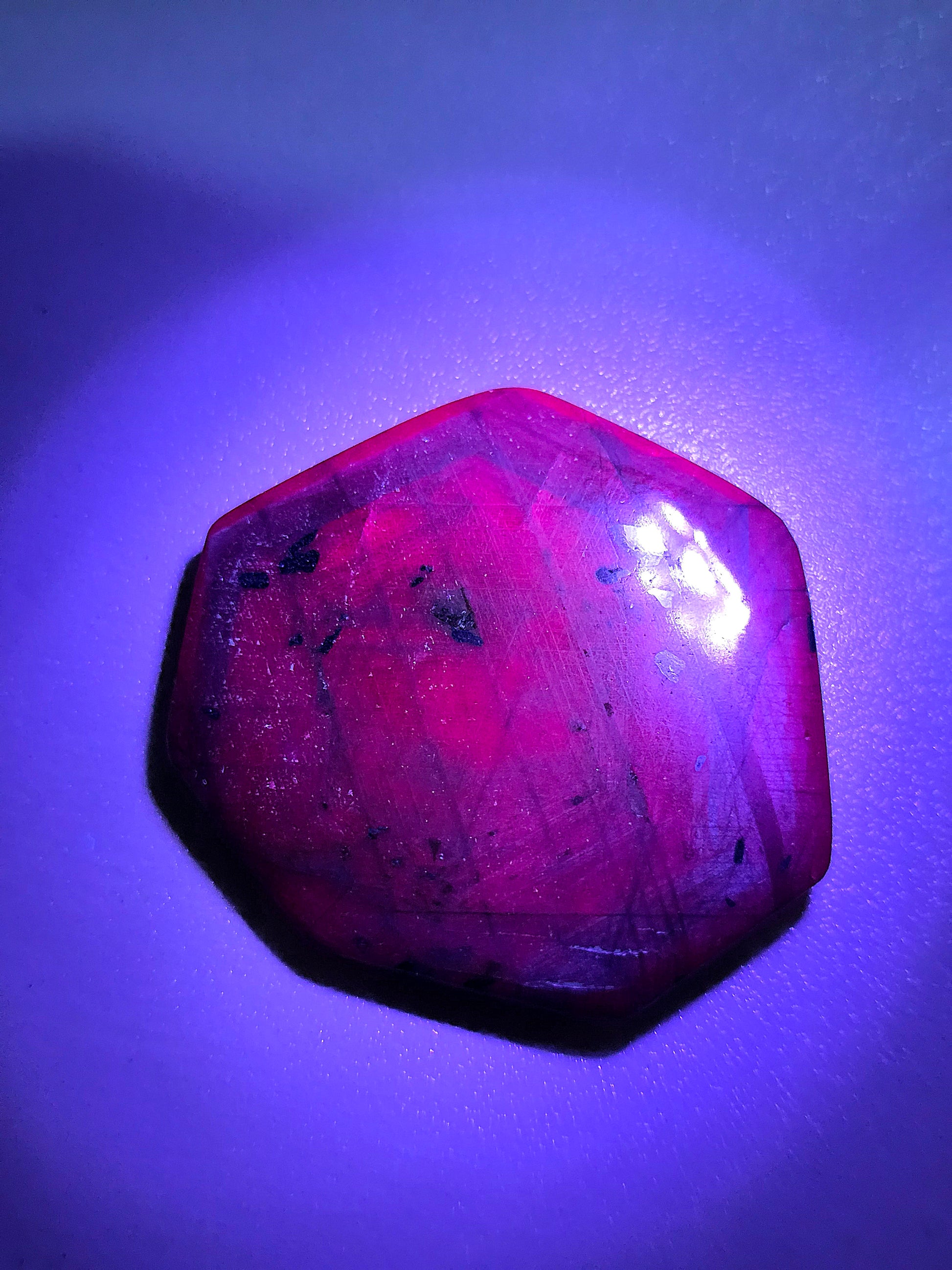 Rubis Saphir (corindon) d'Inde réactif UV