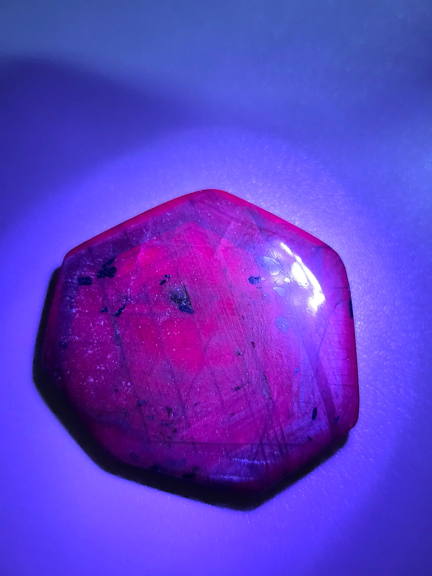 Rubis Saphir (corindon) d'Inde réactif UV