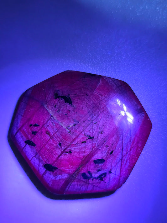 Rubis Saphir (corindon) d'Inde réactif UV