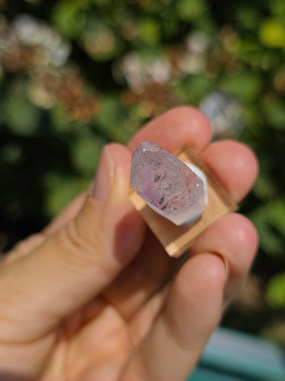 Quartz Goboboseb brut avec fantôme d'Améthyste 