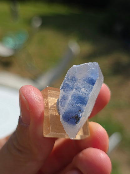 Quartz avec inclusions de Dumortiérite brut